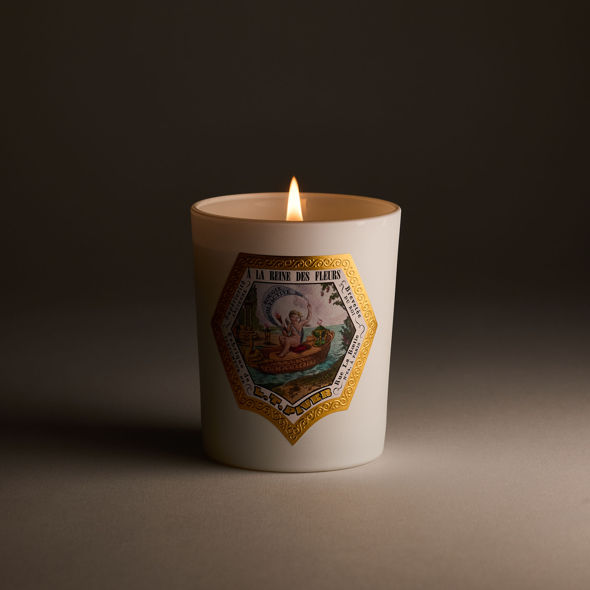Bougie parfumée À la Reine des Fleurs LT Piver allumée, bougie florale de luxe en verre blanc au style vintage