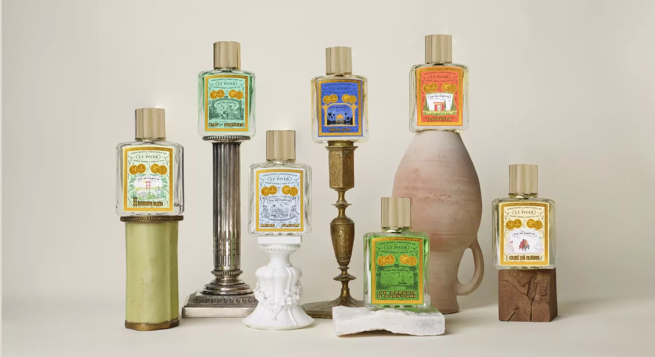 Visuel de la collection Eau de Parfum de L.T. Piver avec plusieurs flacons raffinés représentant différentes fragrances historiques.