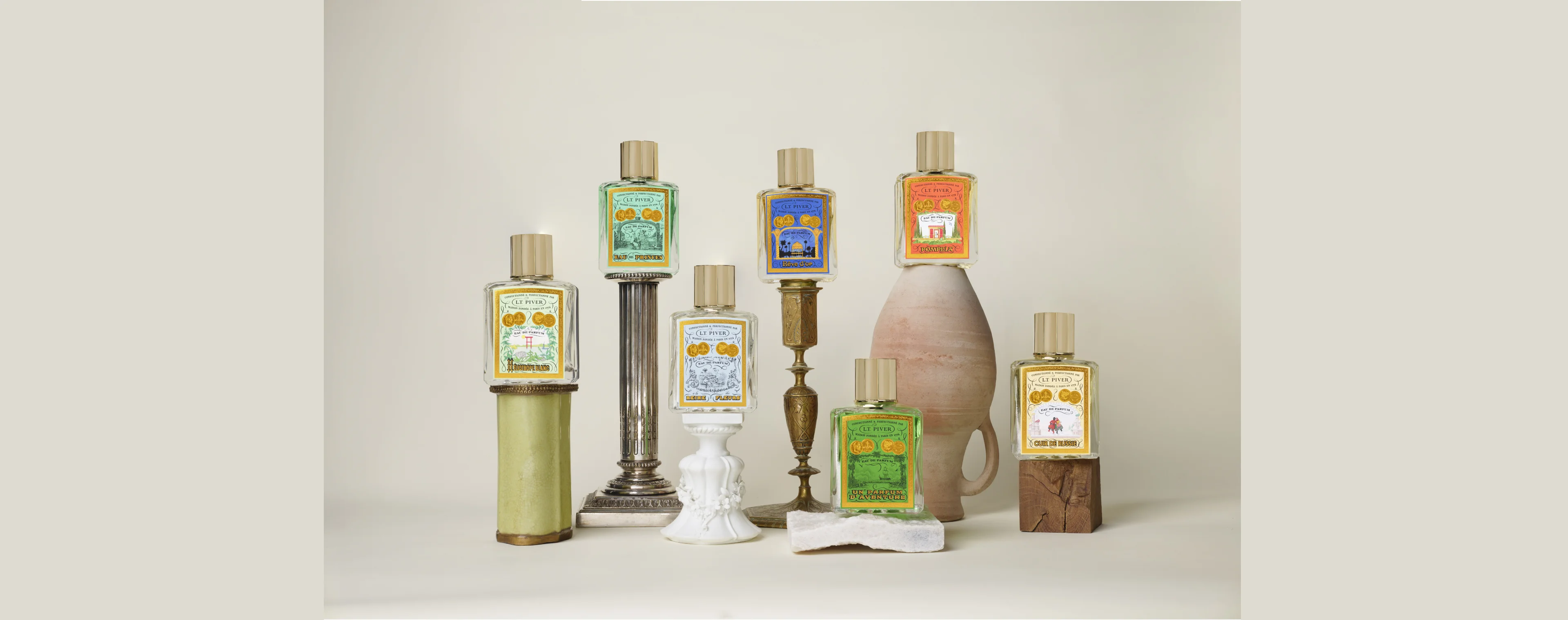 Visuel de la collection Eau de Parfum de L.T. Piver avec plusieurs flacons raffinés représentant différentes fragrances historiques.